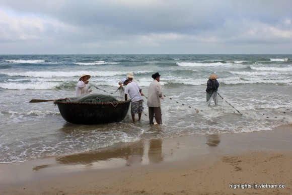 Fischer am Strand von Da Nang