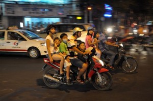 Familie auf dem Moped in HCMC